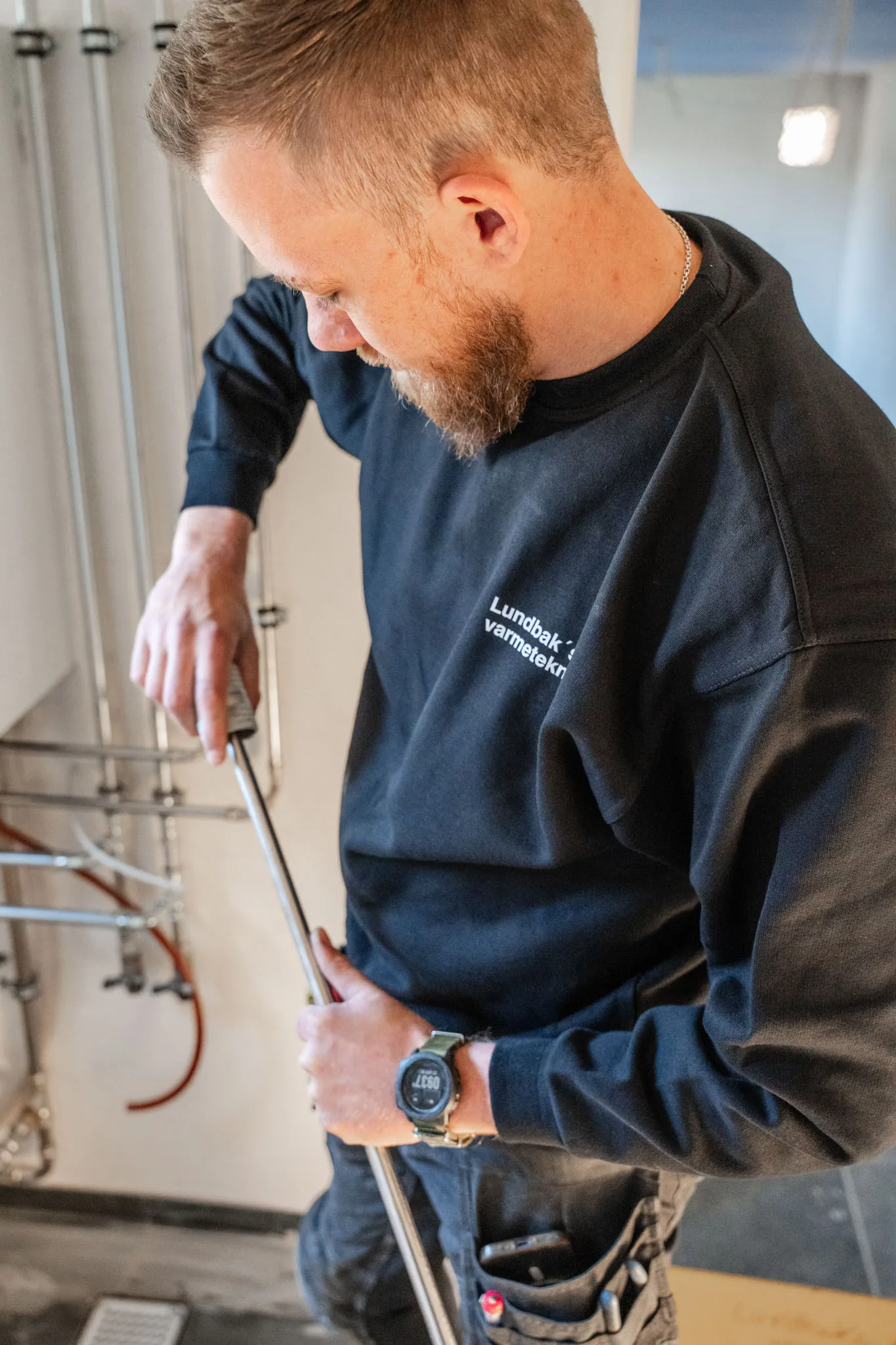Erik fra Lundbak's Varmeteknik arbejder med rør og varmesystem